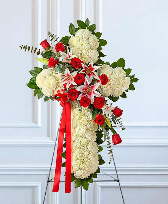 Cruz funeraria blanca con roosas rojas