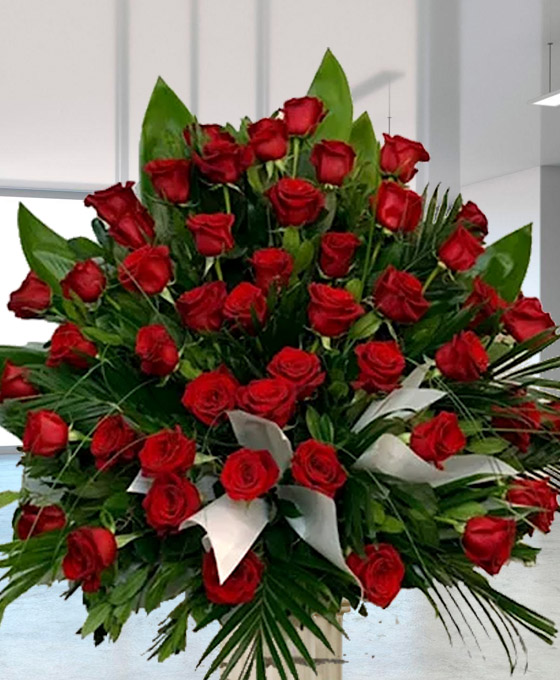 Centro funerario con rosas fúnebres
