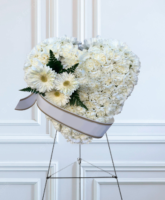 Corazón blanco de claveles y gerberas Badalona