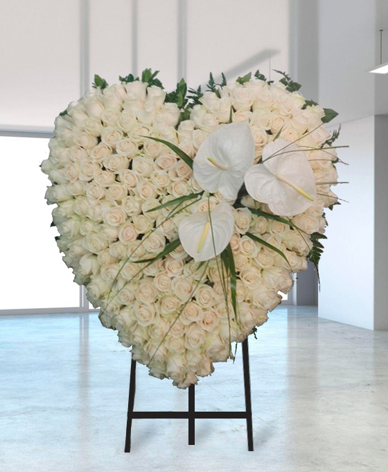 Corazón grande de 150 rosas blancas