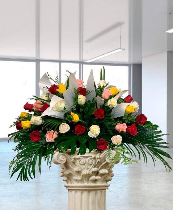 Centro de flores con rosas para funeral en Badalona