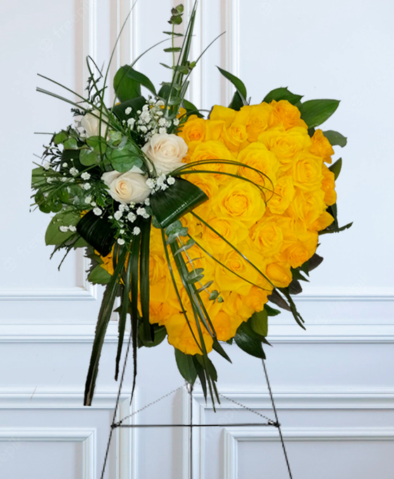 Corazón funerario de rosas amarillas