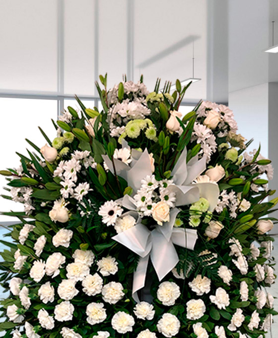 Corona de flores para enviar a tanatorios de Badalona